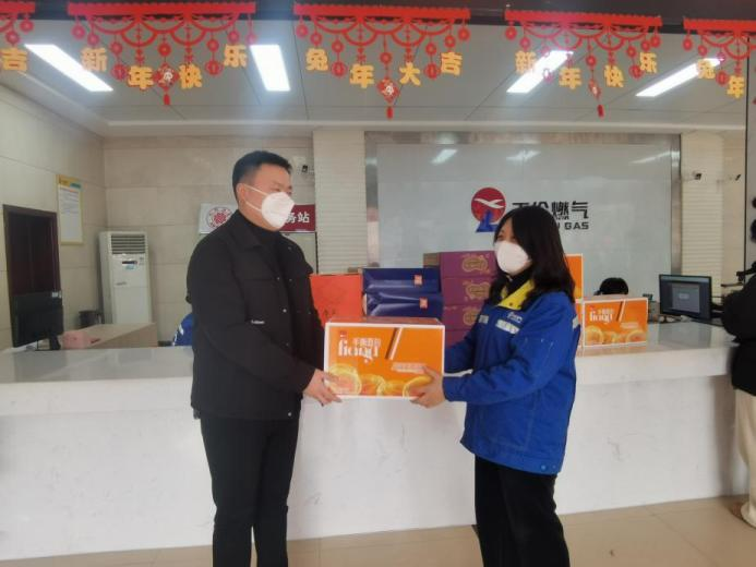 鹤壁天伦燃气公司领导深入一线进行新春慰问(图1)