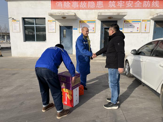 鹤壁天伦燃气公司领导深入一线进行新春慰问(图2)