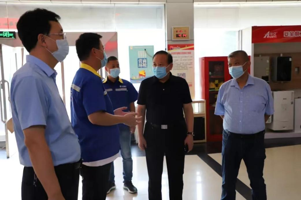 鹤壁市城管局局长吴福生莅临天伦燃气公司调研疫情期间安全保供工作(图1)
