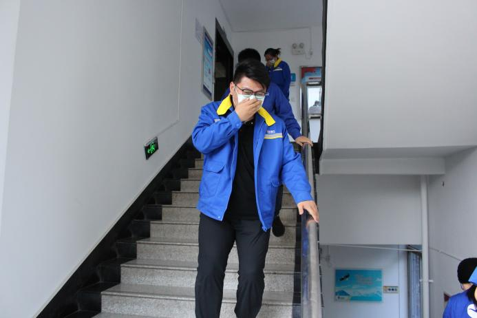 鹤壁天伦燃气公司开展办公楼消防应急演练活动(图1)